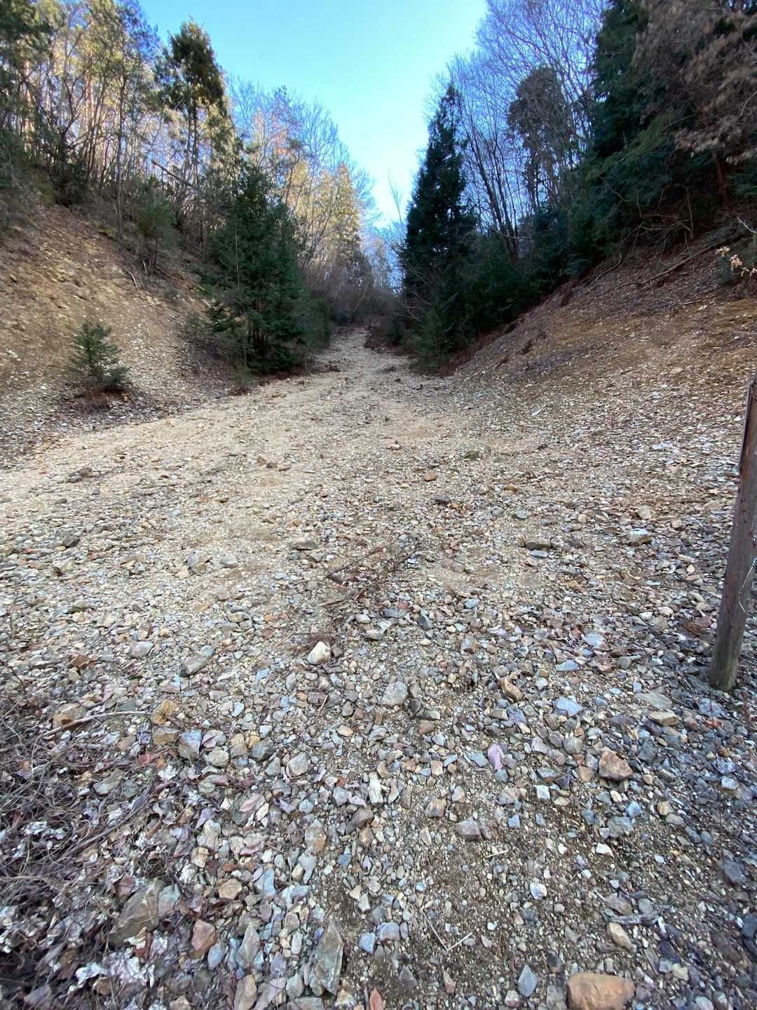 すぐズリの山にでます。鉱脈まで穴を掘り進める時に出た岩石。この中にもお宝が・・？