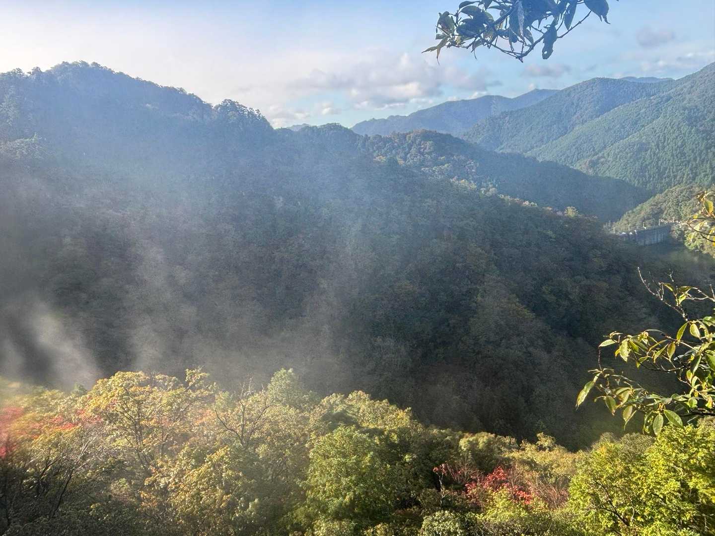雨小降りになってガスがわく
