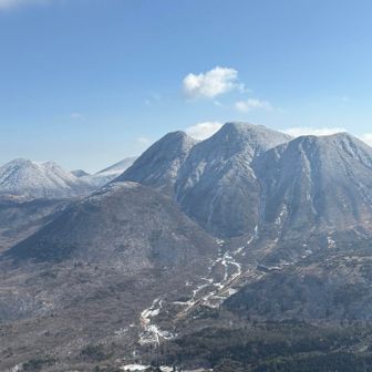 平治岳の右に北大船山が少し見える👀