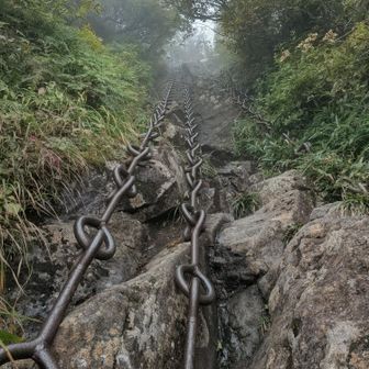 滑って落ちたらタダじゃ済まない鎖場登りきり…