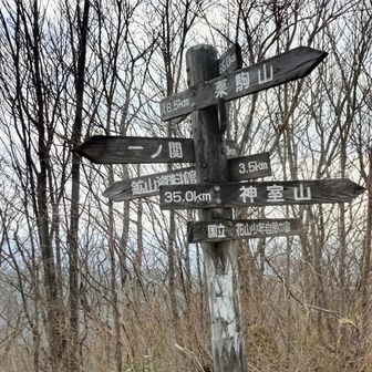 方位板かな、栗駒山、神室山などの距離や方向を教えてくれます、ありがたい🙇
