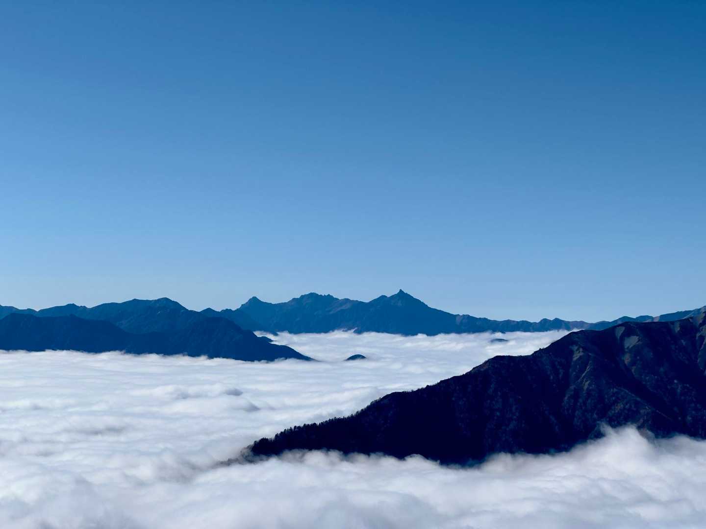 穂高連峰と槍ヶ岳カッコいい、雲海もいい感じ