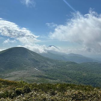 チセヌプリと奥に羊蹄山