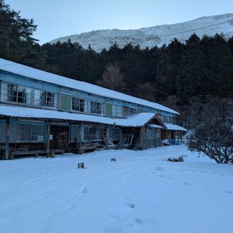 丸山荘到着。
ラッキーと言うかなんというか、ノートレース一番乗り、
と言う事はラッセル地獄が待っています。