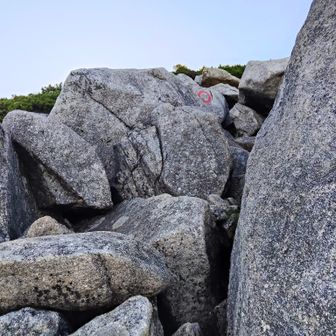大きな岩岩を乗り越える