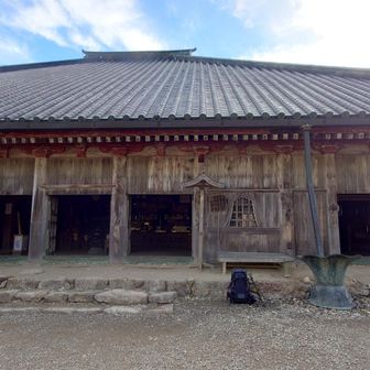 大峰山寺は四箇所に設けられた女人結界門の中に

お寺住職様いわく台風の影響で今日は涼しいそうで

私、肌寒いですが😅