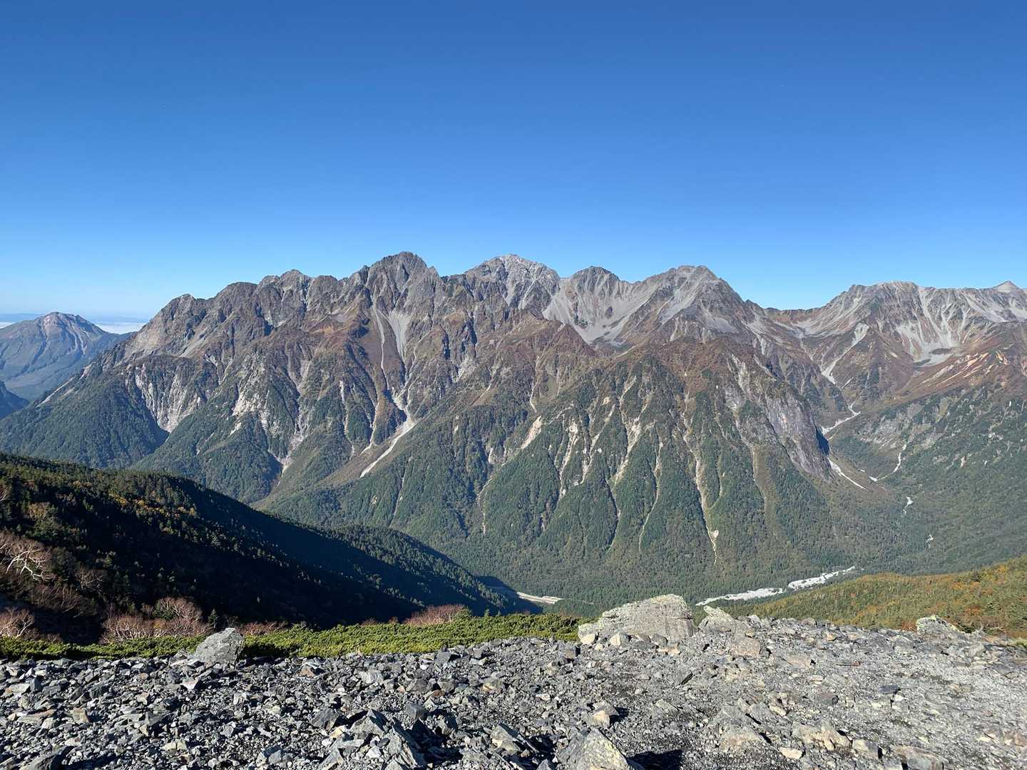 蝶ヶ岳 | 苔むした森を抜けてなだらかな稜線に立てば、槍・穂高連峰の大パノラマの写真