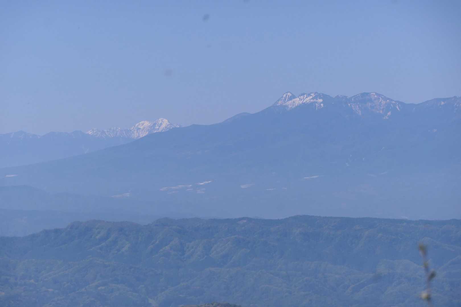 八ヶ岳とその左奥に間ノ岳。