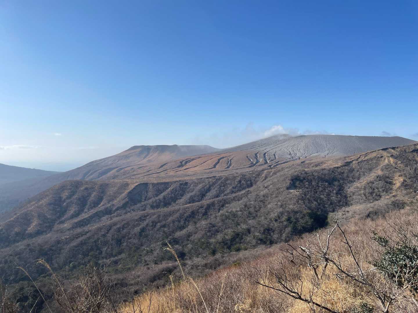 今は登山禁止の新燃岳と中岳