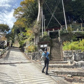 羽黒坂はこの辺りで神社が上にあります。