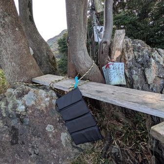 剣立山山頂にくくってます