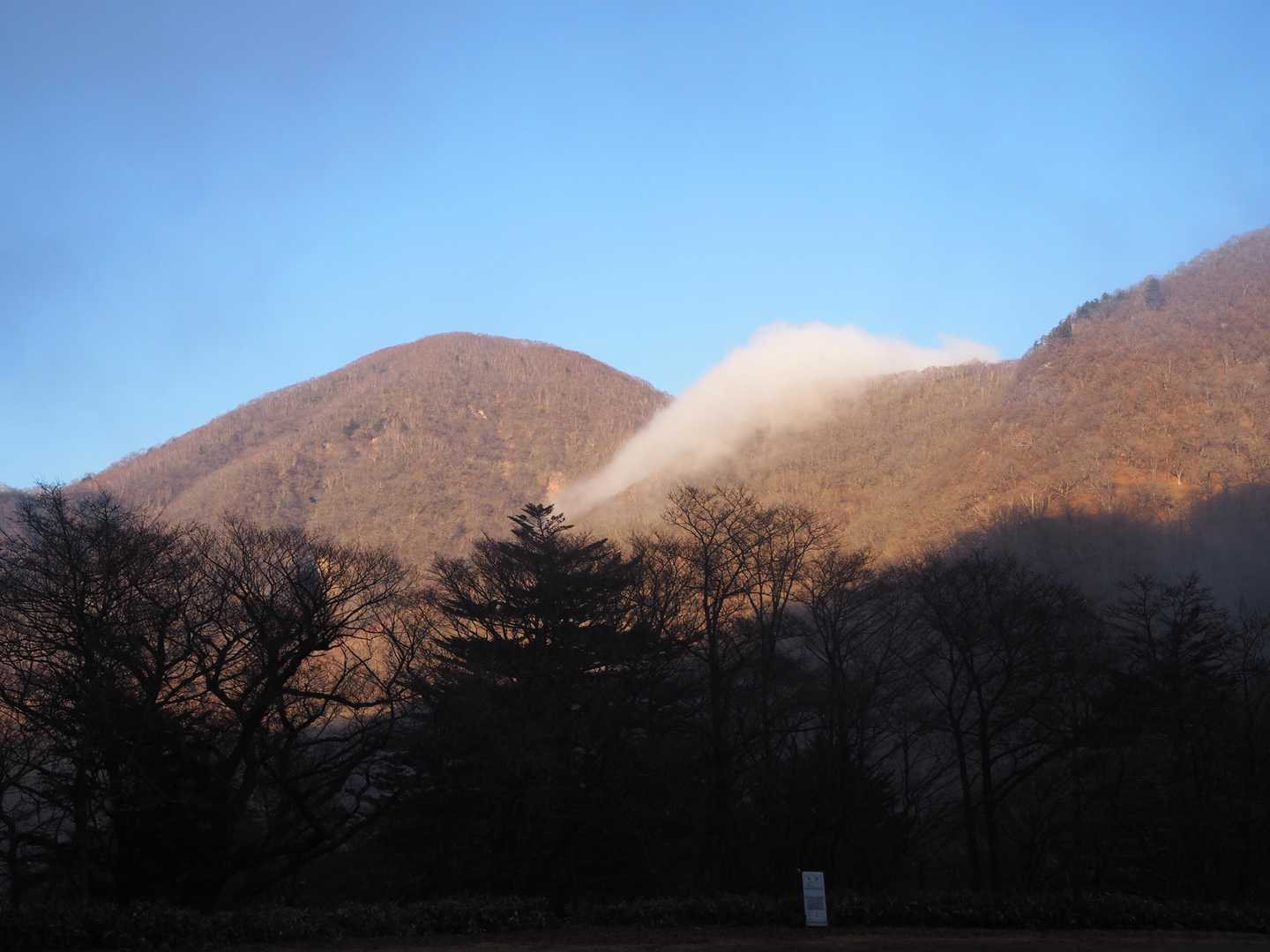 赤城山第一スキー場まで足早に戻ってくると 黒檜山と駒ヶ岳の間から まだ流れ出ています