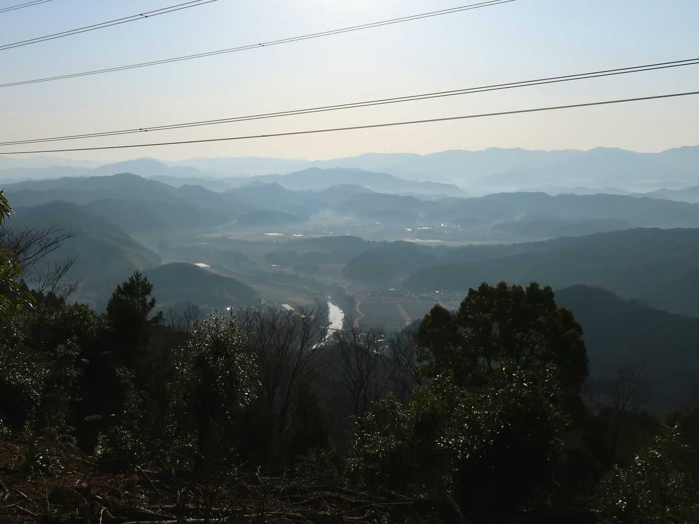 獅子ヶ岳方向だけど^^; 春みたいに霞んでる・・・下には櫛田川