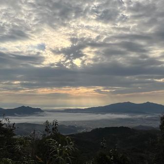 サクッと…と言いたいが、ゼーハーゼーハー呼吸も鼻息も荒くやっとこさで丸山展望所に