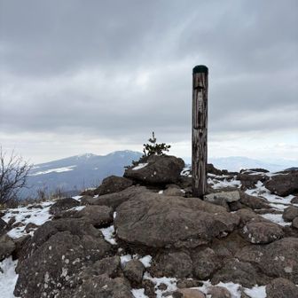 バックに根子岳😾と四阿山