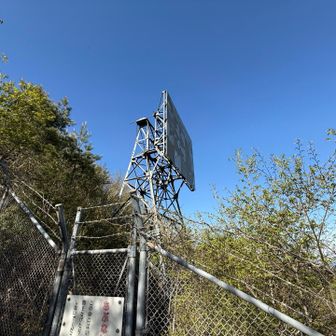 下山が長かった…
木の根っこと石がゴロゴロの急な下り。
単調すぎてかなりゲンナリ。
お坊山と、米沢山近くのビュースポットにはまた行きたいのだが、笹子雁ヶ腹摺山にはもう登りたくないのが本音かな。