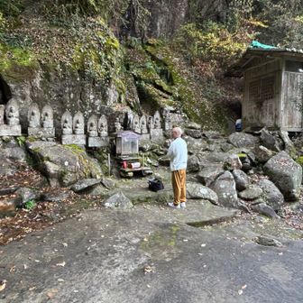 こちらは修験の方のようで、念仏を唱えた後に滝行を行われていました。この先が分からず調べてた自分に道を教えて頂きありがとうございます。