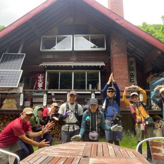 ヒュッテの前でみんなで😆
この後の無事下山👍