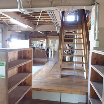 避難小屋 売店は9時～14時 トイレあります