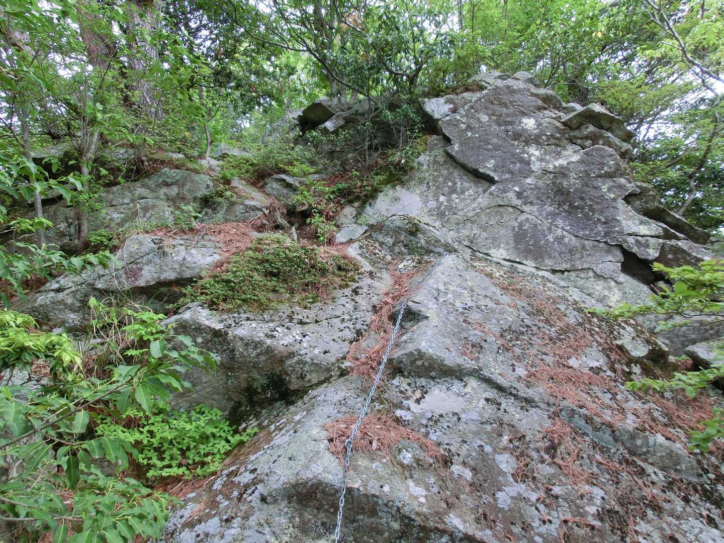 ロープや鎖のある岩場を登って行くと 🪨