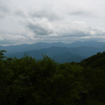 他の山の上には意外と雲が出てきてました。