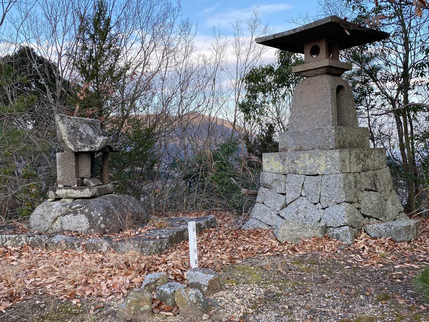 長吾山の三角点と祠に到着です。