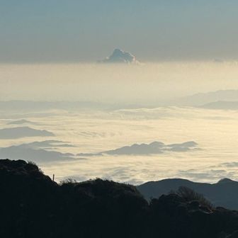 雲海から飛び出しているのは
火山のガスかな？