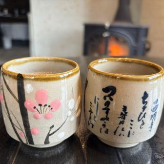 寺カフェには暖かい暖炉🪵🔥
ほうじ茶を淹れてくださいました🆓
板東三十三観音を巡る、巡礼記念の湯呑みには
それぞれの札所の特徴を表す短歌が詠まれているそう
西明寺　ちかひをここに　尋ねれば
ついのすみかは　西とこそきけ🌸