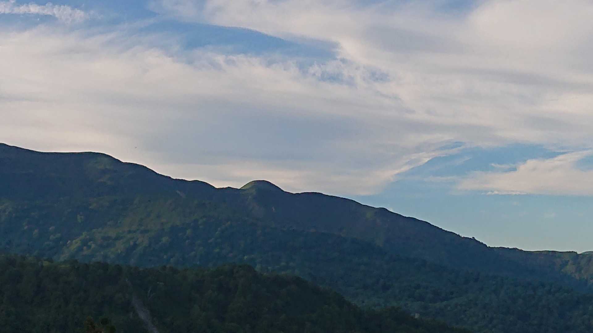 三ノ峰。
ここから見るとまんまるで可愛い(^-^)