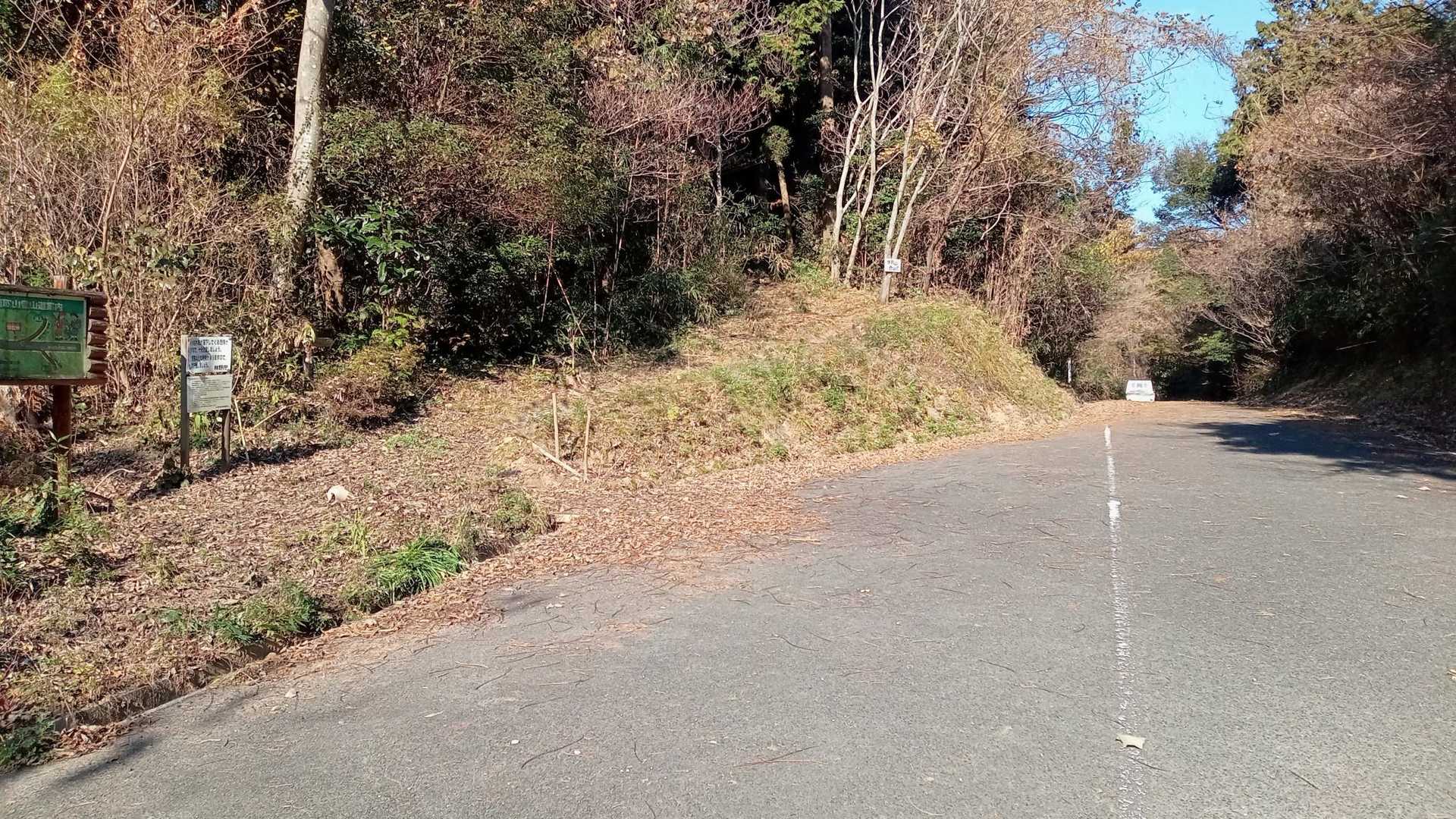 すぐに取り付きあるけど、ここまで車で上がれるなら、ここからスタートがいいよね！路肩広いから駐車し放題。