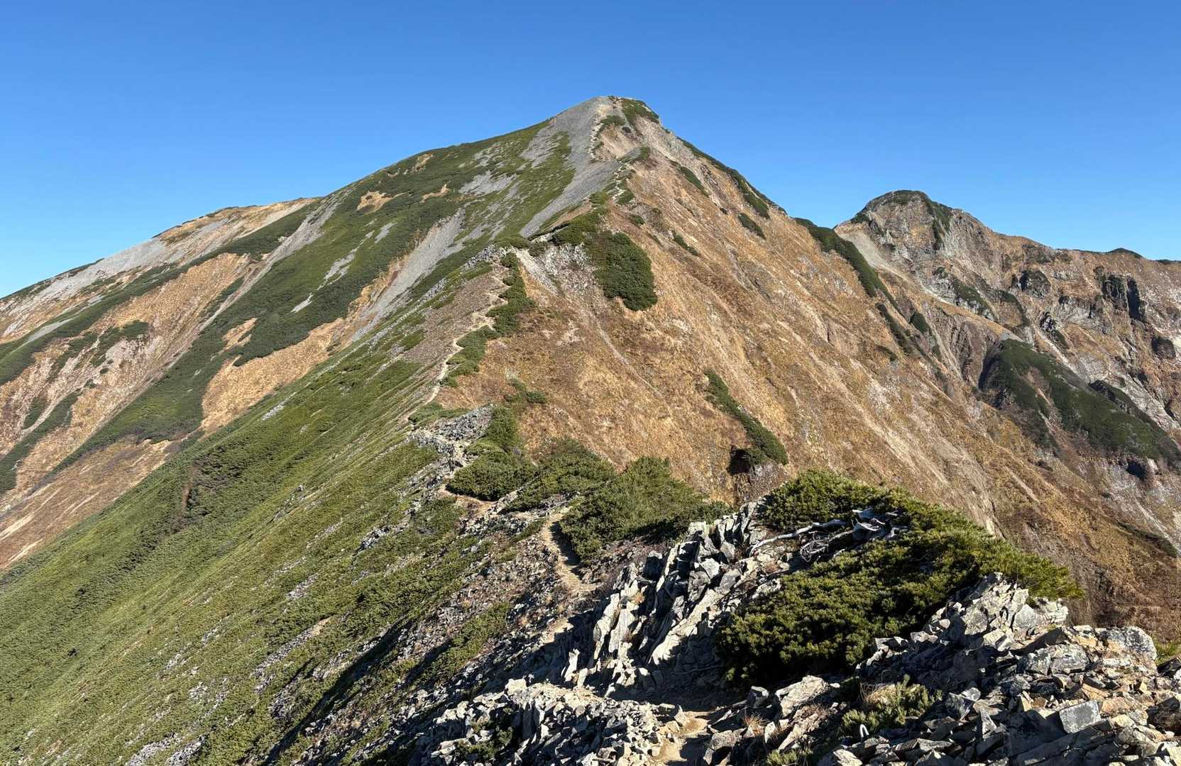 布引山を越えての鹿島槍ヶ岳南峰と右の北峰