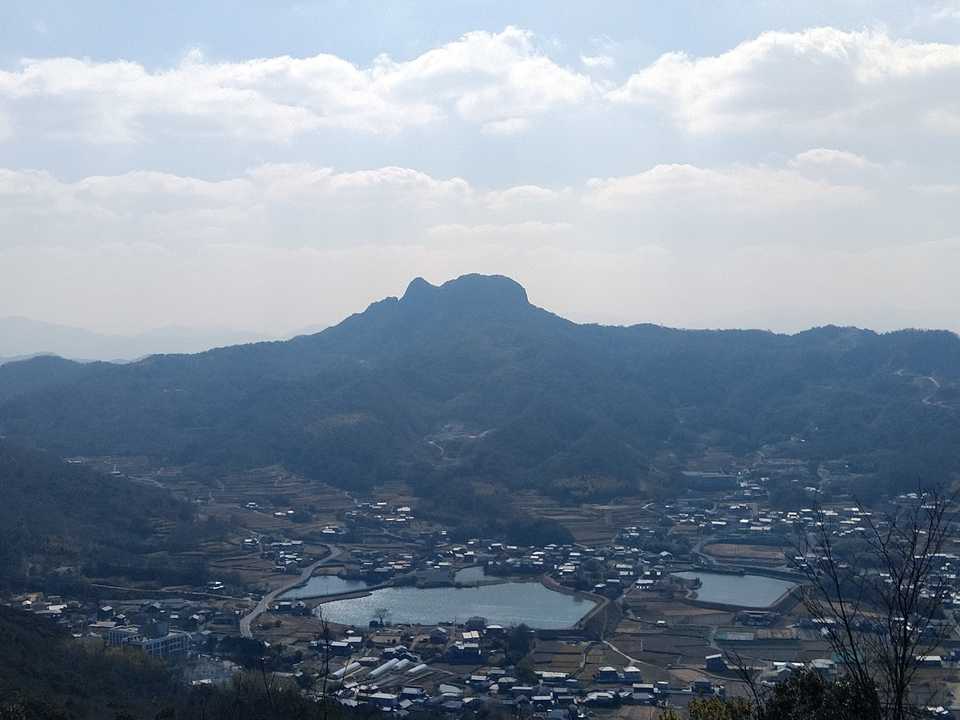 庵治の町を
優しく見下ろす五剣山⛰️✨