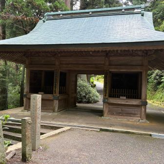 山道を休まず上って横峰寺の山門に到着です。写真を撮って星ガ森に向かいます。