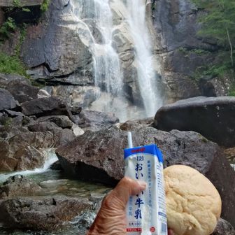 ここで朝食、パンと牛乳🥛