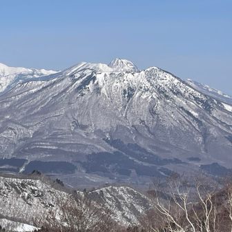 皇帝がマントを帯びているかのように見える妙高山と黒姫山