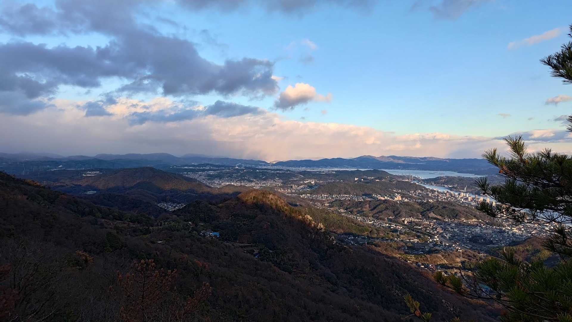 岩の上より。
山の上にかかる影が良い感じです！
