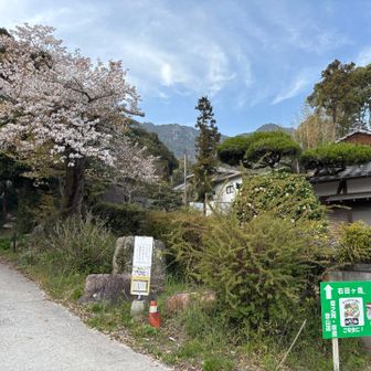 塔の岡コース登山口
民家の間を通る