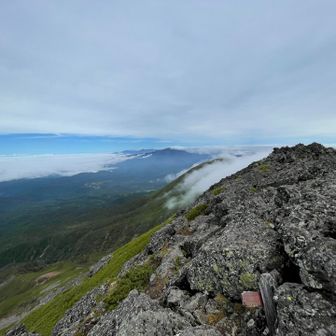 #摩利支天山頂

稜線を越えて流れはじめた、圧巻の滝雲☁️