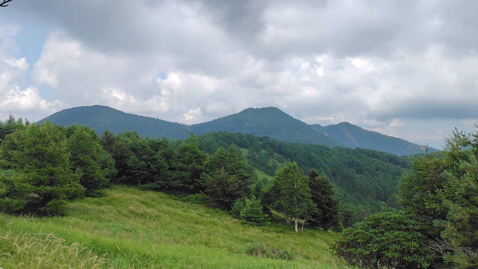 左から午前中に歩いた西篭ノ塔山⇒東篭ノ塔山と⇒水ノ塔山