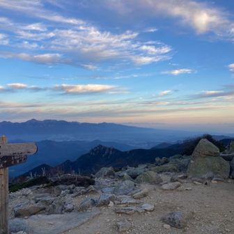 瑞牆山の奥は北アルプス
