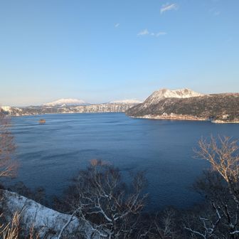 日が傾き始めた摩周湖
遠くには斜里岳も