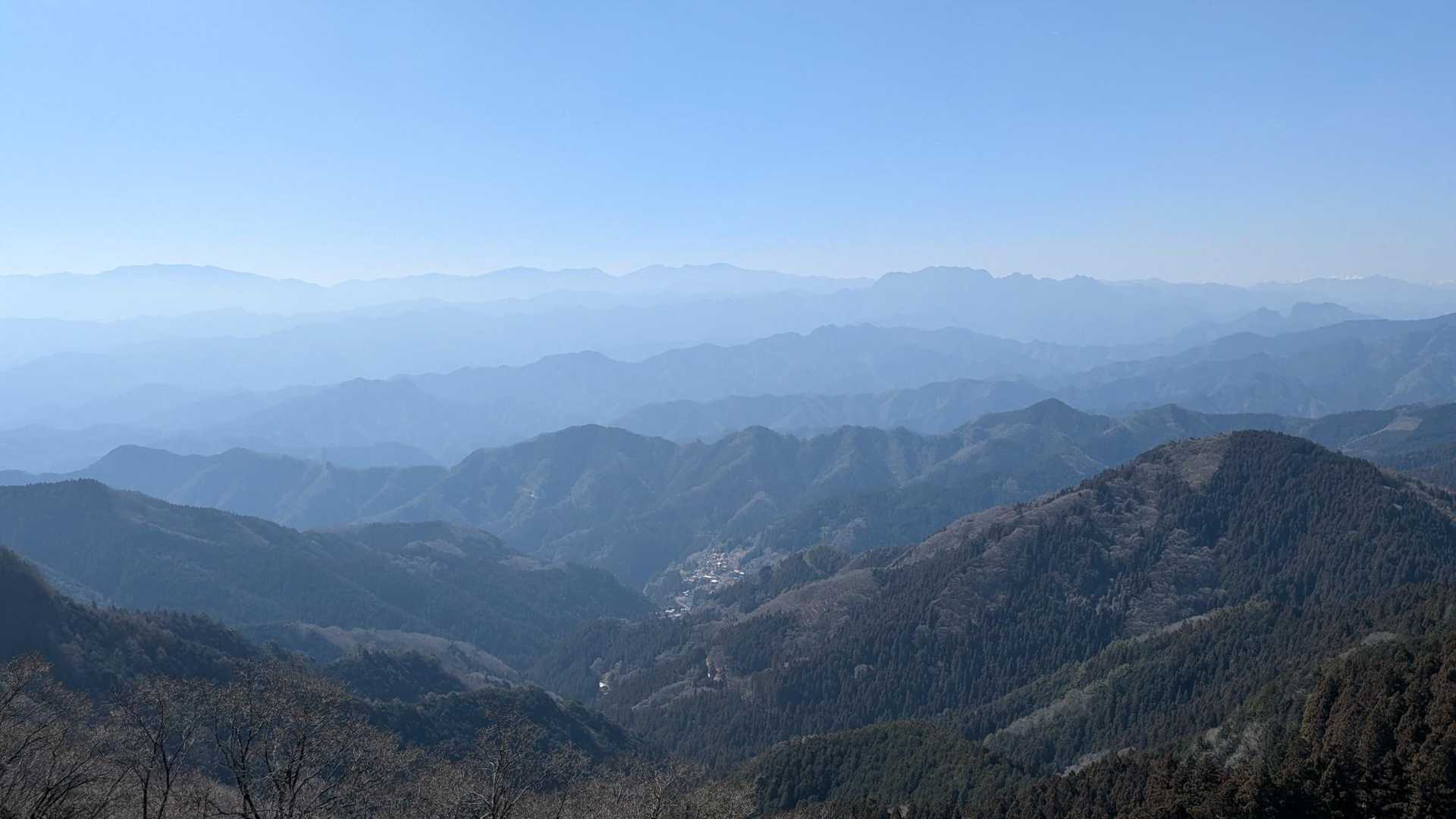 城峯山山頂に戻り、再び展望台に上がる。