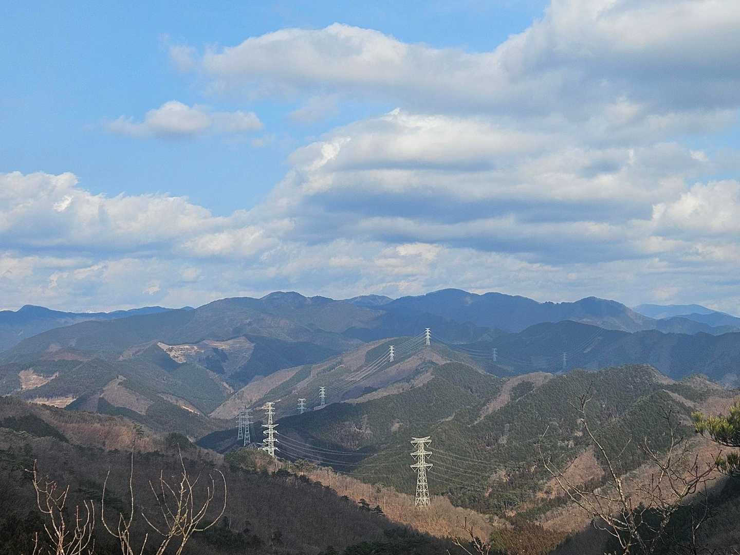 足利佐野の貞山群と白鉄塔
冬の空気が澄んだ時はとってもキレイ
どこに行こうか迷えるくらいの低山あって嬉しぃ〜
リハビリ登山頑張るぞ💪