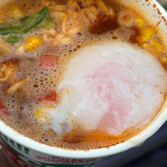 今日はチリトマトに半熟卵を投入してみました。ラーメンに卵は合いますね！