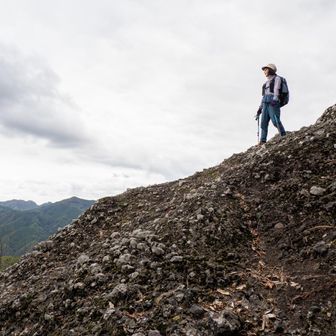 山頂直下は石山