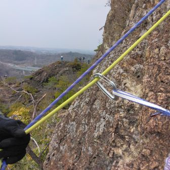奥に一般ハイカーが百仗岩にいます。