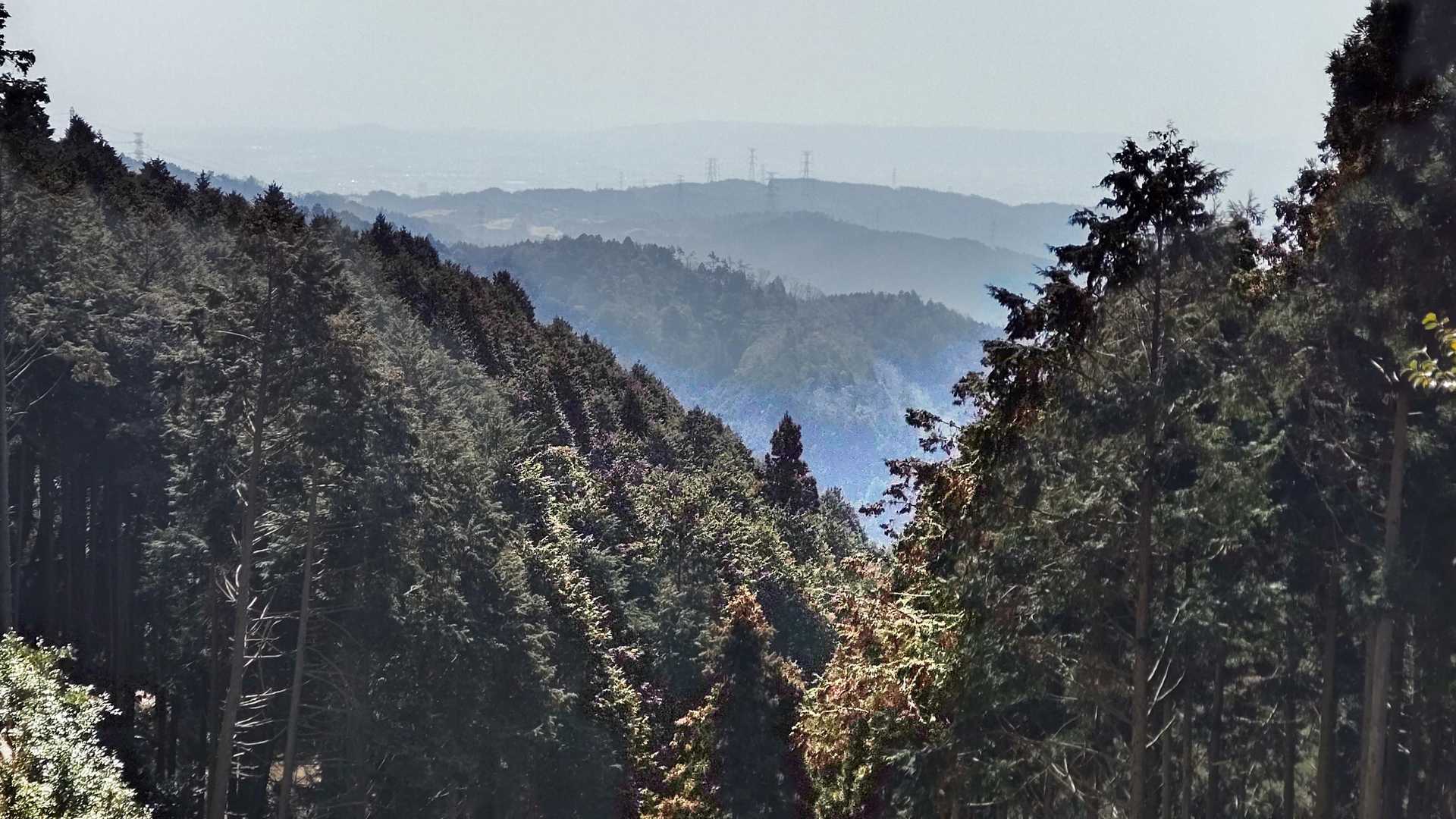 霞んでるけど右側開けてるので写真一枚　最奥の鉄塔多いのは若山やね（だいぶ思案してやっと分かった）
