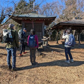 関八州見晴台にて
お堂が気になる皆さん😁