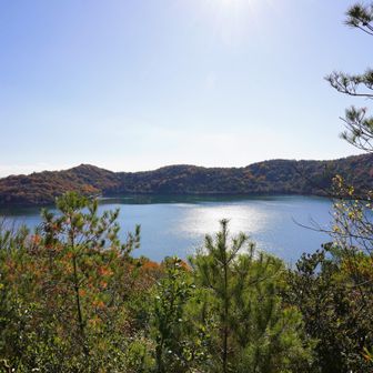 一ッ山 山頂奥からの眺望（南方向）。手前の木で眺望はイマイチで、浮島は外から眺める方が良いみたいです。(17mm)