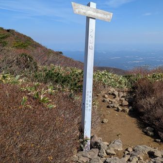 山頂表示すらない前岳に比べ
およそ山頂らくない場所に山頂表示のあるスダレ山